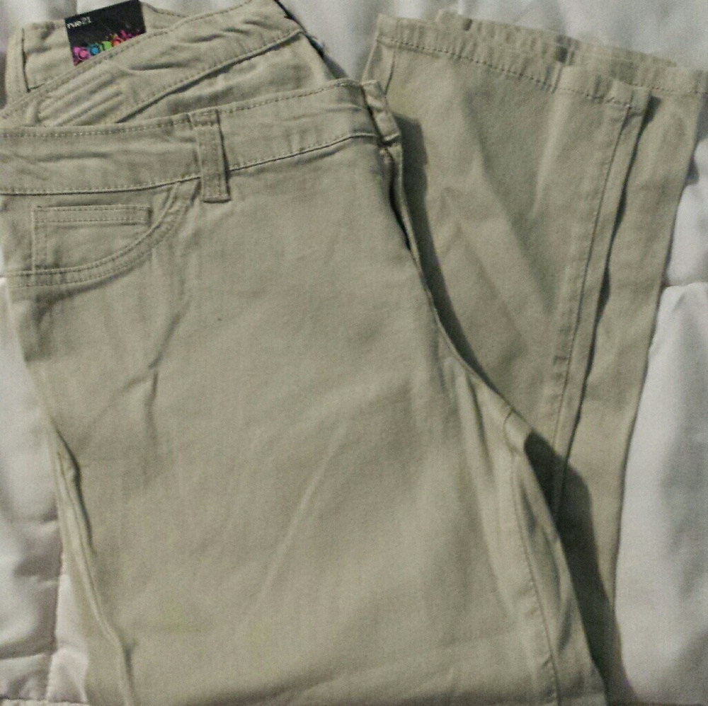 💥NEW PICTURES💥NWT, RUE21 KHAKI COLOR CAPRIS